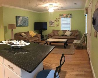 Pet friendly cottage steps from the beach - Atlantic Beach - Wohnzimmer