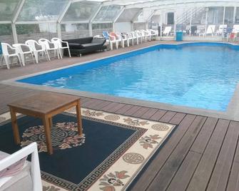 Appartement: Conçu spécialement pour les personnes à mobilité réduite - Le Poujol-sur-Orb - Piscina