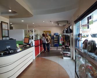 Roger's Place Hotel - Pasay - Front desk