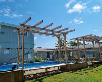 Manor Motel - Southampton - Piscina