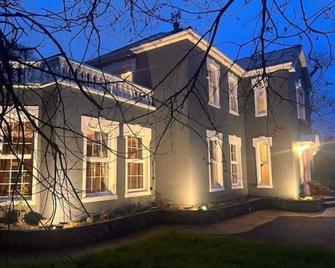 Private Gated Home, 5 bed rms/ensuite, sleeps ten. - Ennis - Building