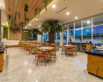 Ascent Hotel & Cafe Malang - מאלאנג - מסעדה