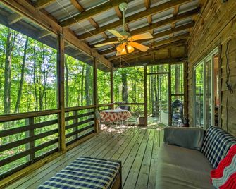 ‘The Coop’ Robbinsville Cabin w/ Screened Porch! - Robbinsville - Balcony