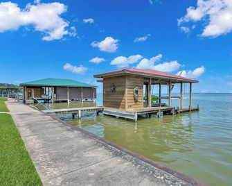 Waterfront One Of A Kind Lighthouse with Large Dock - Livingston