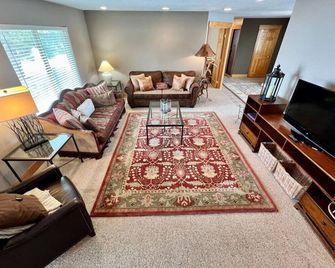 Flying T Ranch House - Mountain Views! 3 bdrm - Baker City - Living room