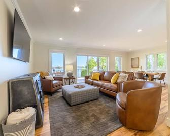 Lake|King bed|Game room|Firepit|AC|Dock - Alpena - Living room