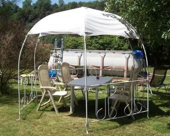Holiday rental in Pontgibaud at the heart of Auvergne volcanoes - Pontgibaud - Patio