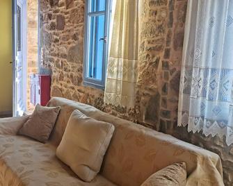 Stone-built Fully Renovated Traditional Apartments - Volissos - Wohnzimmer