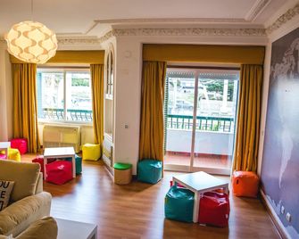 Help Yourself Hostels - Carcavelos Coast - Cascais - Bedroom