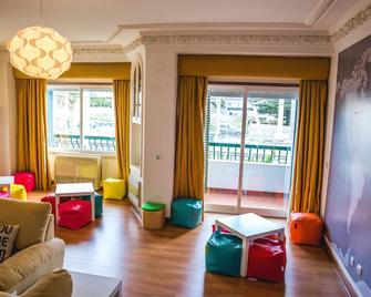 Help Yourself Hostels - Carcavelos Coast - Cascais - Living room