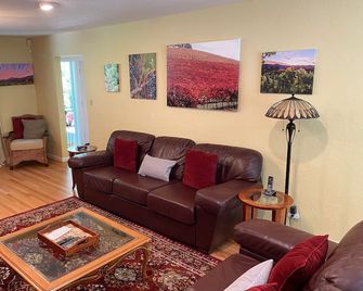Kenwood Cottage-Canyon & Creek Setting, No cleaning fee, Tesla Charger. - Kenwood - Living room