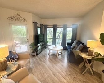 Comal River Retreat | Wifi | Sleeps 8 | Pool - New Braunfels - Living room