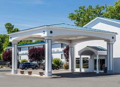 Quality Inn and Suites Danbury near University - Danbury - Gebouw