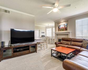 Near Spring Training Mesa Condo with Pool Access! - Mesa - Living room
