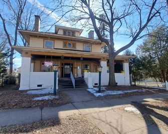Charming, historic bed & breakfast in delightful Wausau with WiFi, AC & parking - Wausau - Edificio