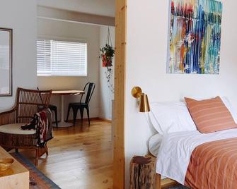 Stylish Garage Apt. Self-Check in - Marin Hiking! - San Anselmo - Living room