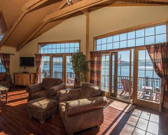 Breathtaking Mountain Views Surround New Lakefront Condo - Hague - Sala de estar