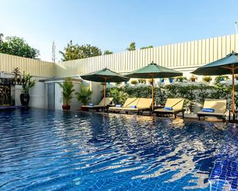 Dinata Angkor Boutique Hotel - Ciudad de Siem Riep - Piscina