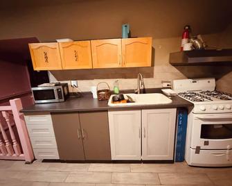 Cozy On Downtown Hamilton - Hamilton - Kitchen