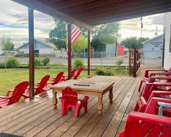 A Moment In-Time Cottage - De Beque - Patio