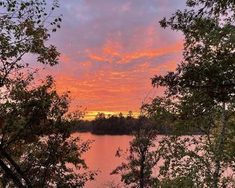 Bowhunters Fall Paradise! 50 Acres Of Lakeshore Forest, And Only You! Big Bucks! - Deerwood