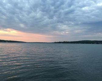 Conesus Lake NY Lakefront level next to Long Point Park minutes from everything - Geneseo - Вигляд зовні