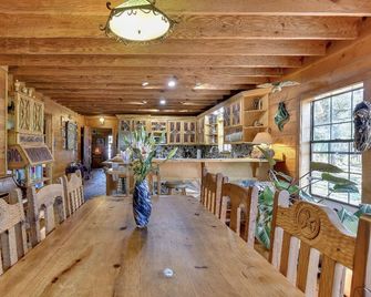 A secluded cabin and art oasis nestled on 35 acres in the Texas Hill Country . - Wimberley - Їдальня