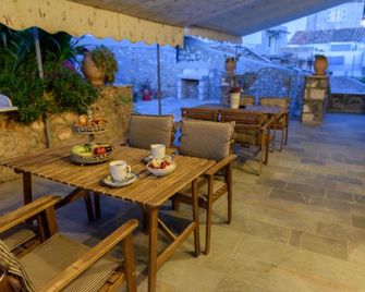 Athina Guesthouse - Hydra - Innenhof