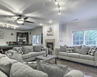 Rustic Pinehurst House w/ Fire Pit & Game Room - Pinehurst - Living room