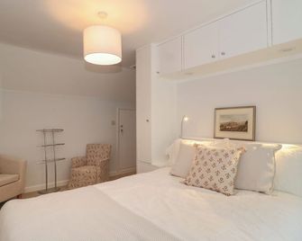 Scrambles Cottage, Pet Friendly In Stoke-Sub-Hamdon, Somerset - Stoke-sub-Hamdon - Bedroom