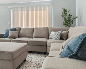 Lovely 3BR Crystal Lake home Nearby park and Lake! - Crystal Lake - Wohnzimmer