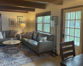 Historic Home - Walk To Village Center. Original Features With Modern Updates. - Greendale - Sala de estar