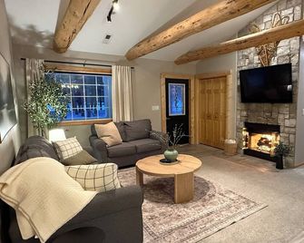 Family-Friendly Northwoods Cabin With Outdoor Living - Mountain - Sala de estar