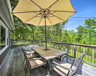 Charming Cottage w/ Deck: Mtn + Lake Views! - Wallkill - Balcón