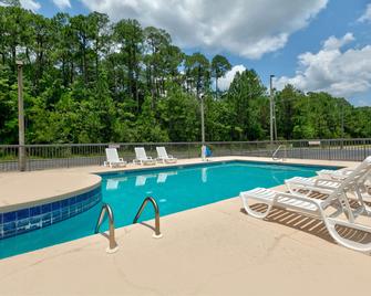 Super 8 by Wyndham Diberville Biloxi Area - Biloxi - Piscina