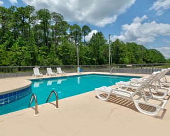 Super 8 by Wyndham Diberville Biloxi Area - בילוקסי - בריכה