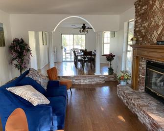 Kern River Home - Bakersfield - Living room