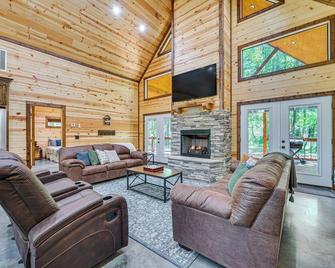Private Hot Tub Luxe Cabin in Broken Bow! - Broken Bow - Living room