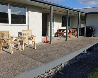 Kiwiana Gem - Reefton - Patio