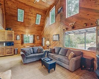 Updated Cabin in a Secluded Area - Minutes from Beach & Town - Bandon - Pokój dzienny