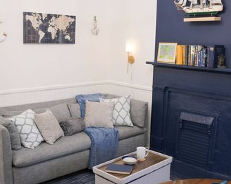 The Maiden Voyage - Themed Getaway, Steps to Forsyth, King Bed, Grill, Games, Picnic Basket - Savannah - Pokój dzienny