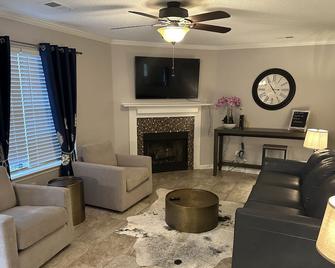 Quiet and Cozy Home in the Heart of Southaven - Southaven - Living room