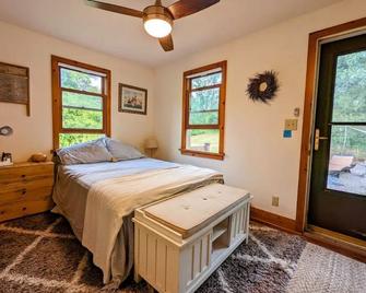Little White House - Private near Hudson & hiking - Germantown - Bedroom