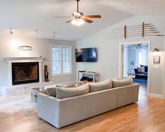 Ravenswood Pool House - Sawyer - Living room