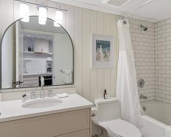 Cascade Lodge - Whistler - Bathroom