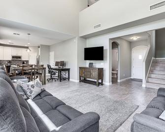 Golf Getaway with Fire Pit, 7 Mi to Downtown Phoenix - Phoenix - Living room