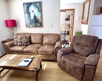 Rare Find! Cozy cottage tucked away, private setting next to creek near downtown - Bozeman - Living room