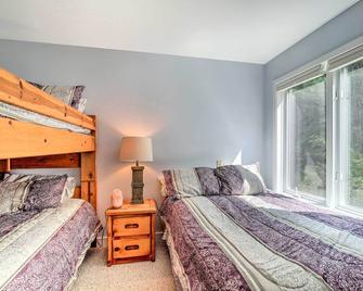 Cozy Condo w/ Patio, Walk to Burke Mountain! - East Burke - Bedroom