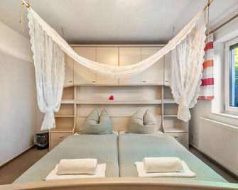 Villa L & S - Gemütliche Ferienwohnung im Grünen bei Dresden - Freital - Phòng ngủ