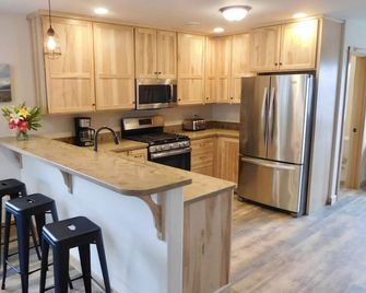 Perfect location in the heart of Seward with a view of Mt Marathon and the Bay. - Seward - Keuken